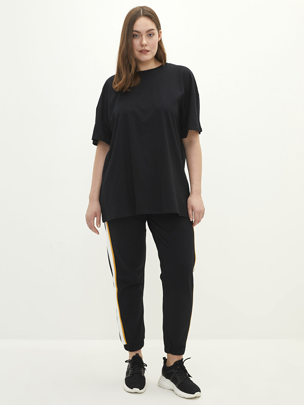 Siyah Büyük Beden Bisiklet Yaka Düz Kısa Kollu Pamuklu Kadın Tişört-4