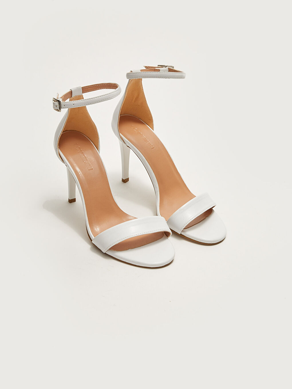 Beyaz Deri Görünümlü Toka Detaylı Kadın Topuklu Ayakkabı