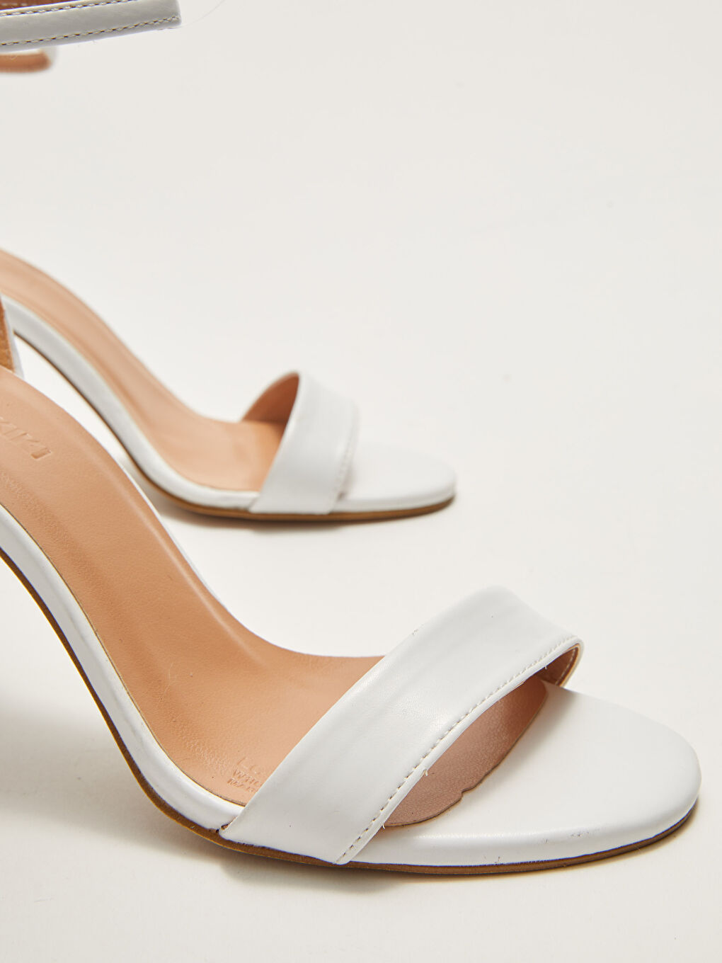 Beyaz Deri Görünümlü Toka Detaylı Kadın Topuklu Ayakkabı-4