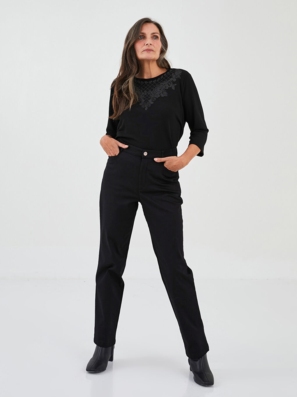 Брюки Женские из Габардина Прямого Кроя с Карманами, Эластичной Талией и Узким Покроем