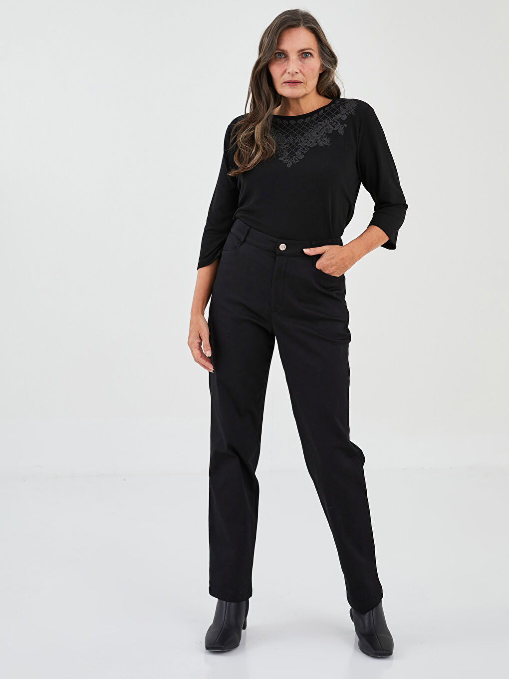 Брюки Женские из Габардина Прямого Кроя с Карманами, Эластичной Талией и Узким Покроем-1