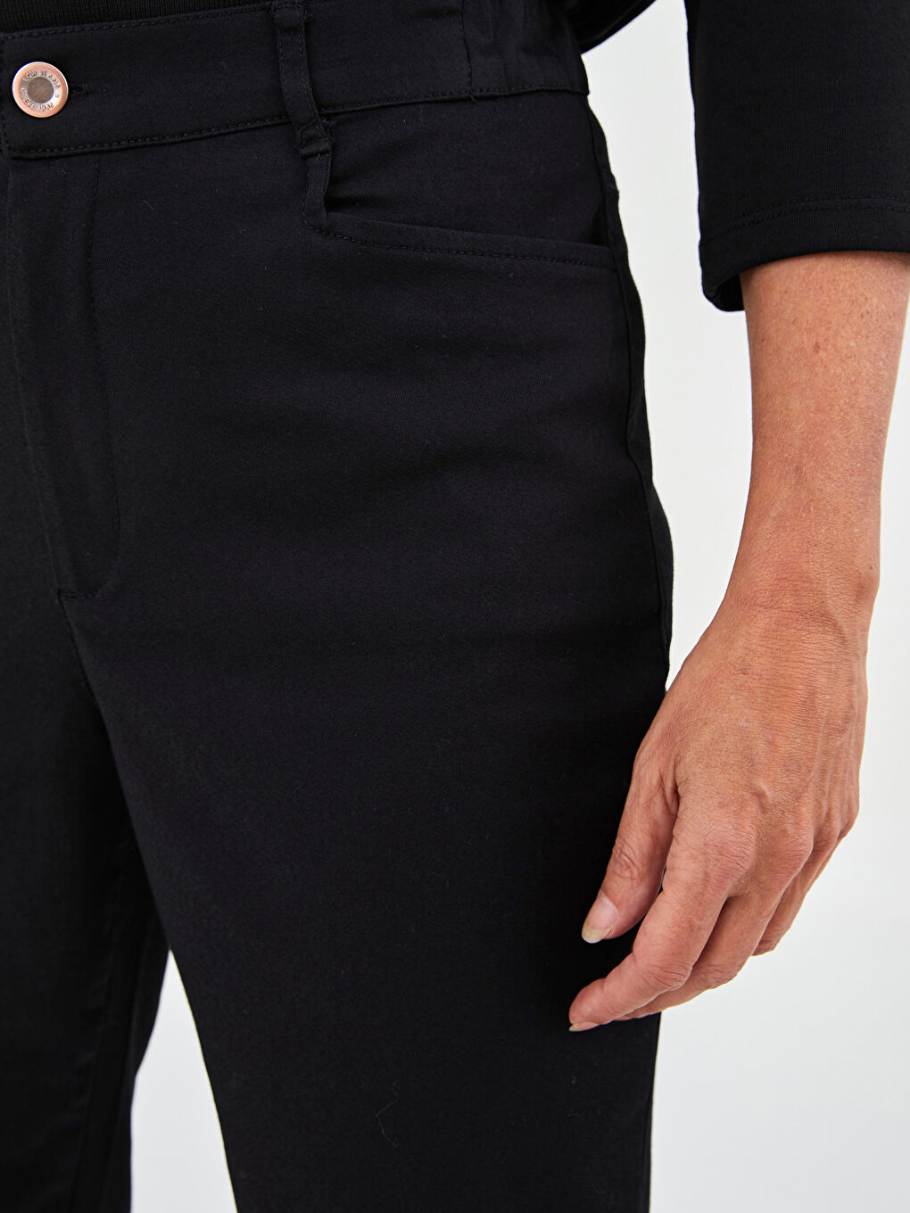 Брюки Женские из Габардина Прямого Кроя с Карманами, Эластичной Талией и Узким Покроем-2