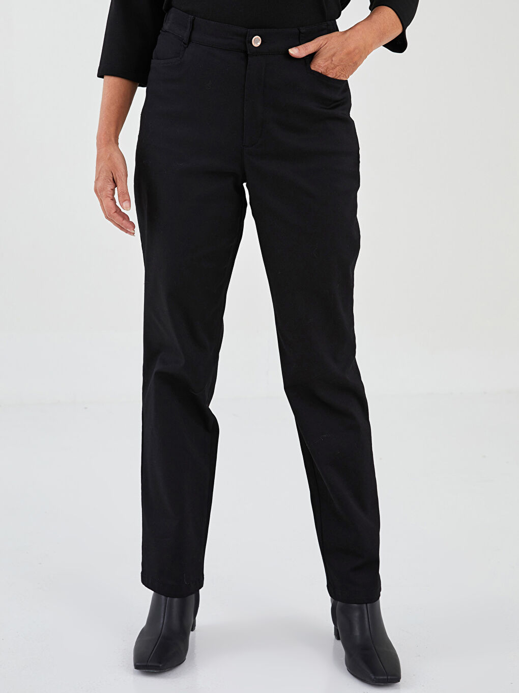 Брюки Женские из Габардина Прямого Кроя с Карманами, Эластичной Талией и Узким Покроем-3