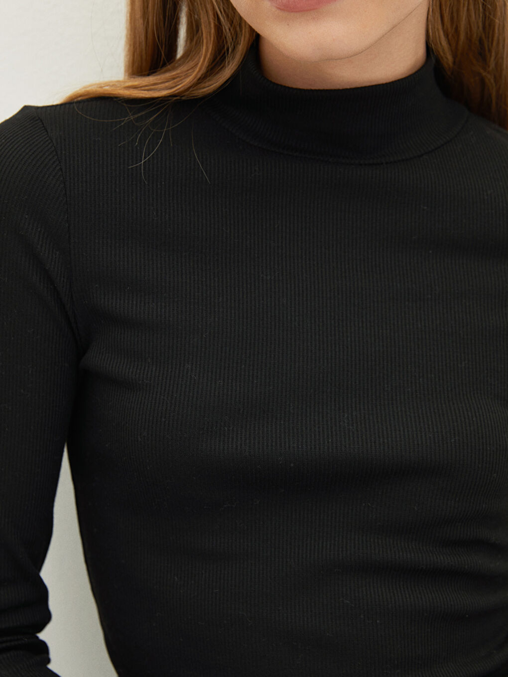 Siyah Dik Yaka Düz Uzun Kollu Kadın Tişört-2