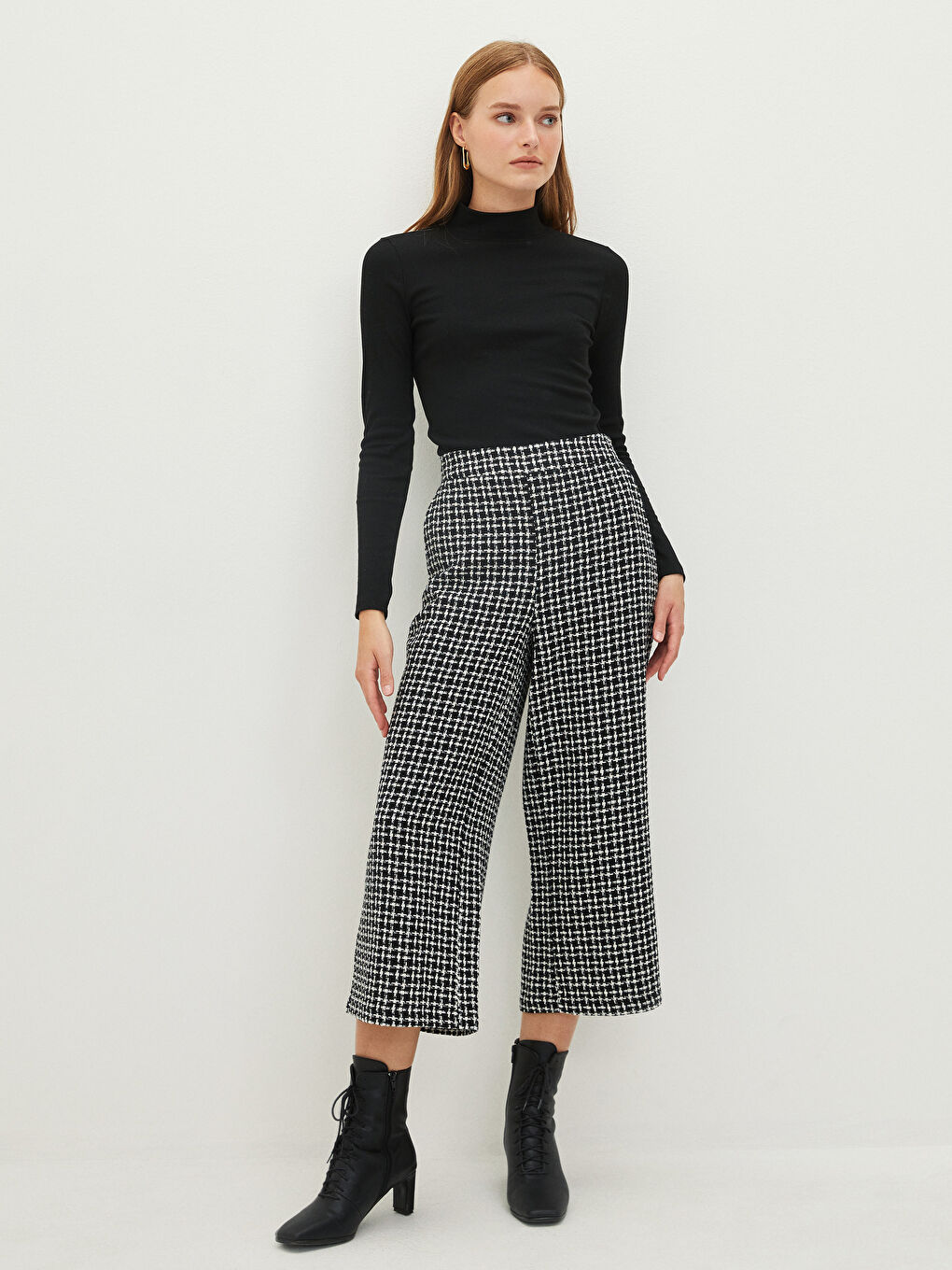 Siyah Dik Yaka Düz Uzun Kollu Kadın Tişört-3