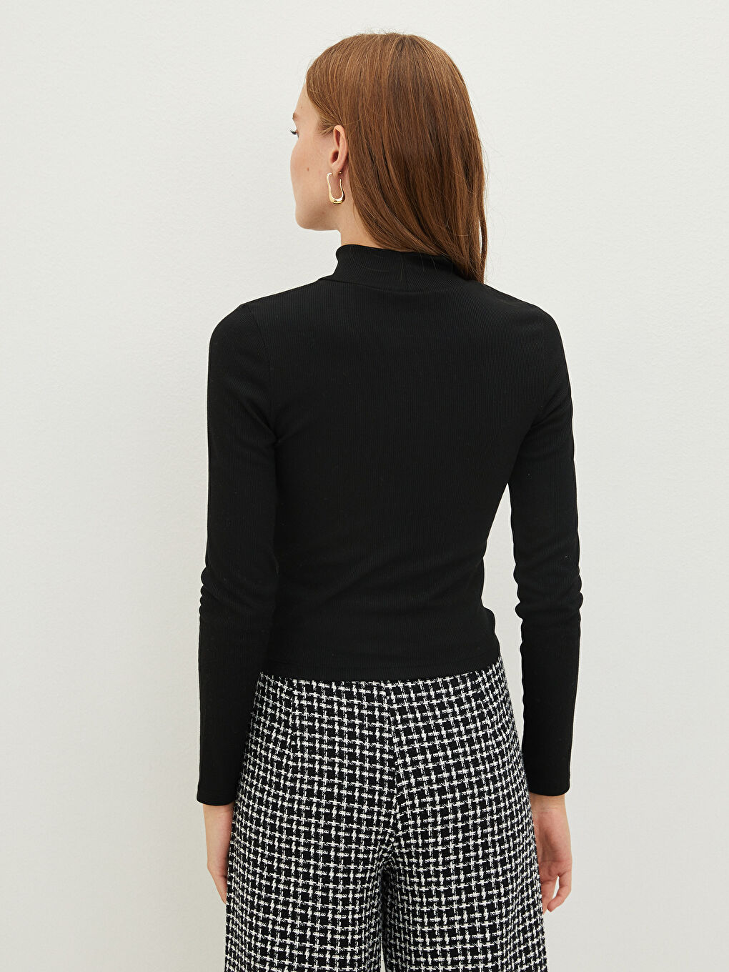 Siyah Dik Yaka Düz Uzun Kollu Kadın Tişört-4