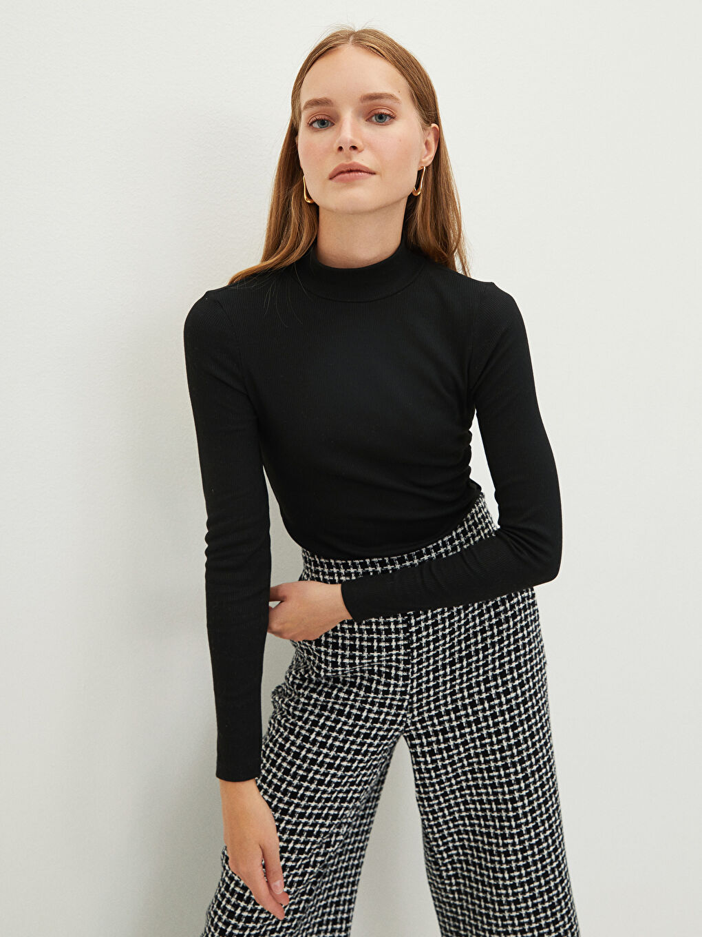 Siyah Dik Yaka Düz Uzun Kollu Kadın Tişört-1