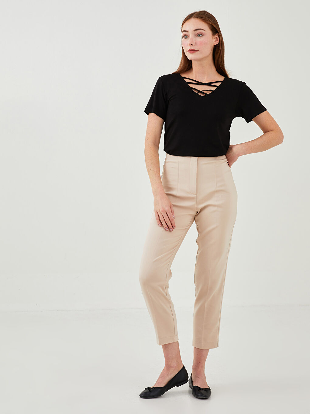 Siyah V Yaka Düz Kısa Kollu Krep Kadın Tişört