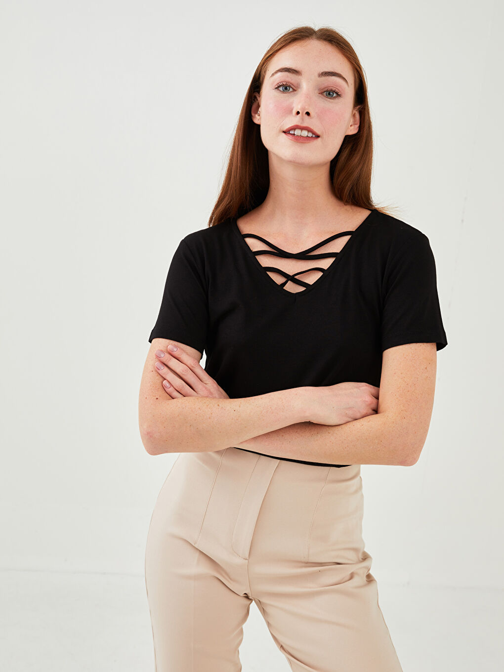 Siyah V Yaka Düz Kısa Kollu Krep Kadın Tişört-1