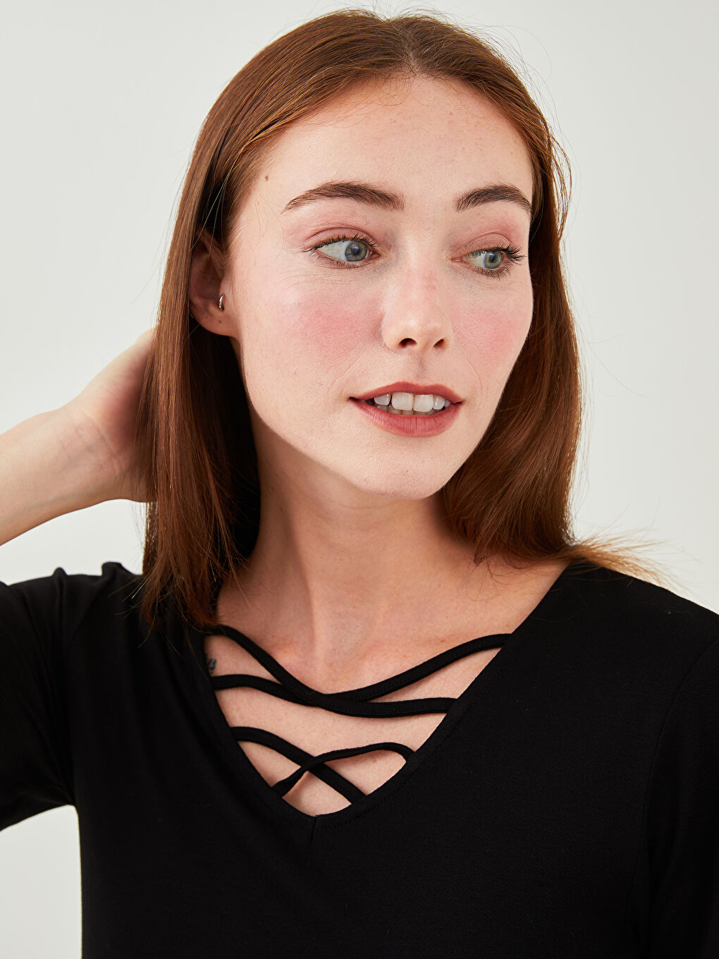 Siyah V Yaka Düz Kısa Kollu Krep Kadın Tişört-2