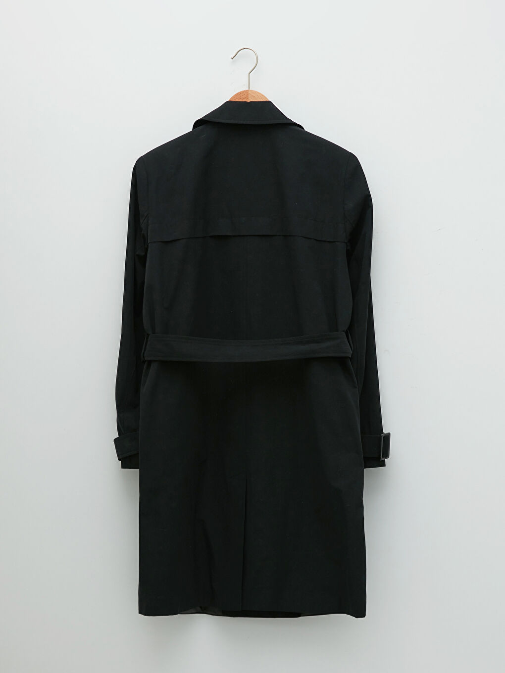 Siyah Ceket Yaka Düz Beli Kemerli Cep Detaylı Uzun Kollu Kadın Trençkot-7