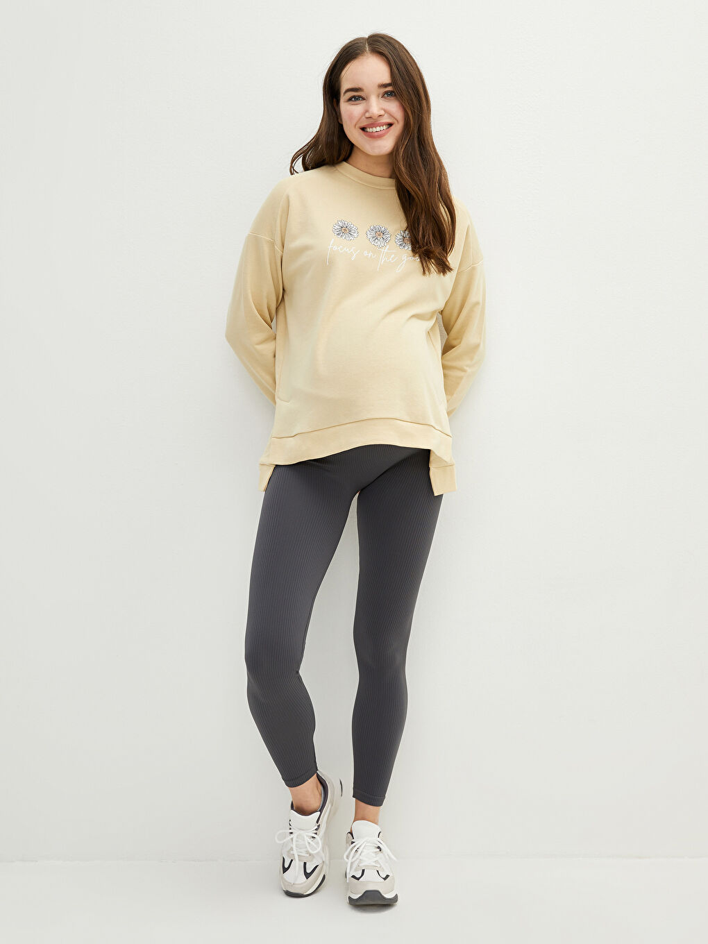 LCWAIKIKI Maternity Bej Bisiklet Yaka Baskılı Uzun Kollu Hamile Sweatshirt - 1