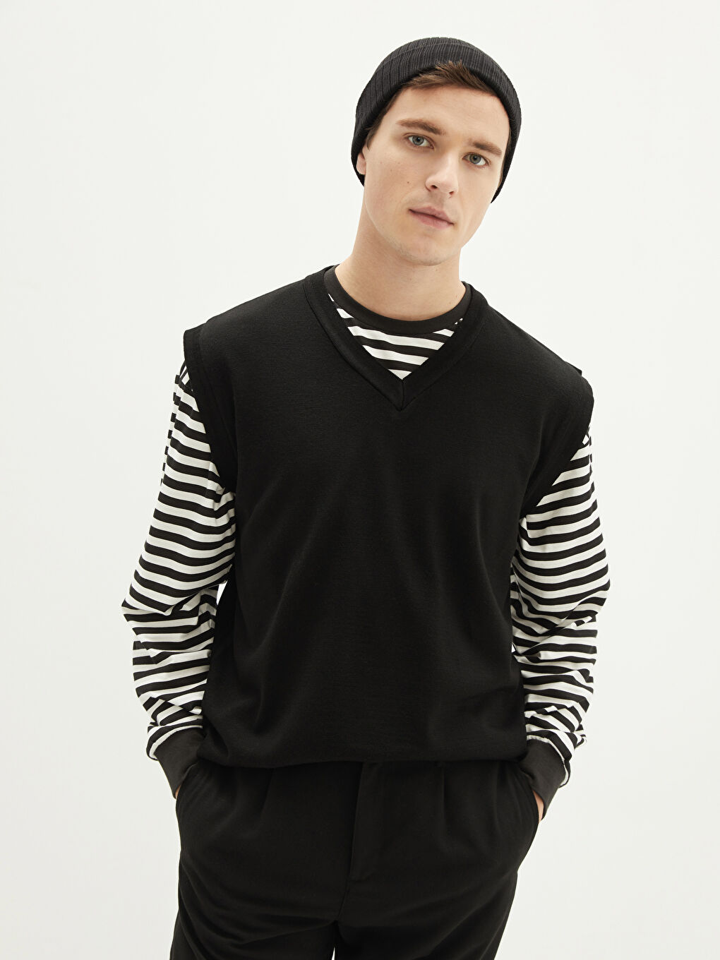 Siyah V Yaka Kolsuz Düz Erkek Süveter