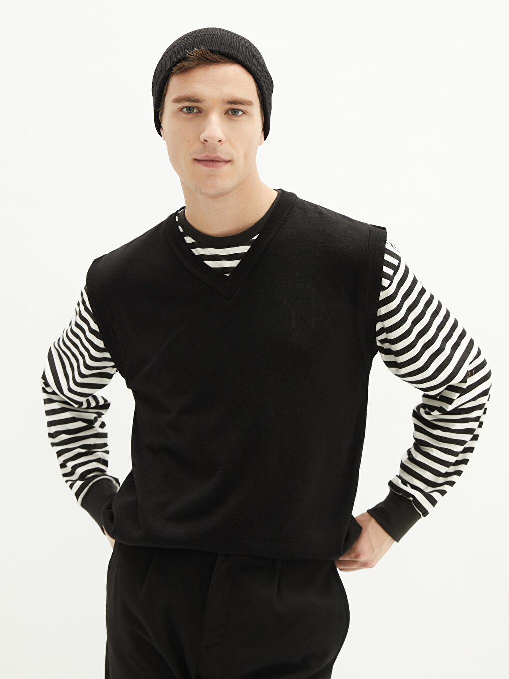 Siyah V Yaka Kolsuz Düz Erkek Süveter-1