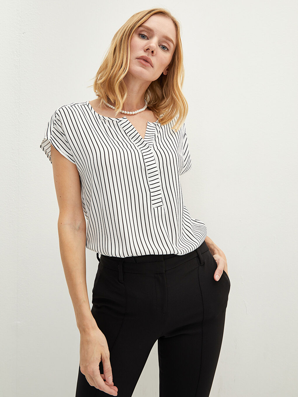 Siyah Kaçık Yaka Çizgili Kısa Kollu Viskon Kadın Bluz-1