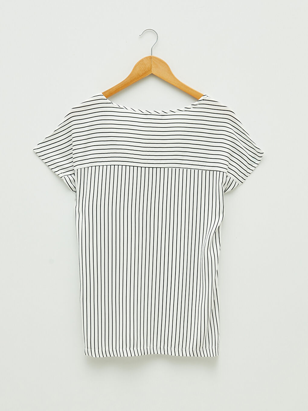 Siyah Kaçık Yaka Çizgili Kısa Kollu Viskon Kadın Bluz-8