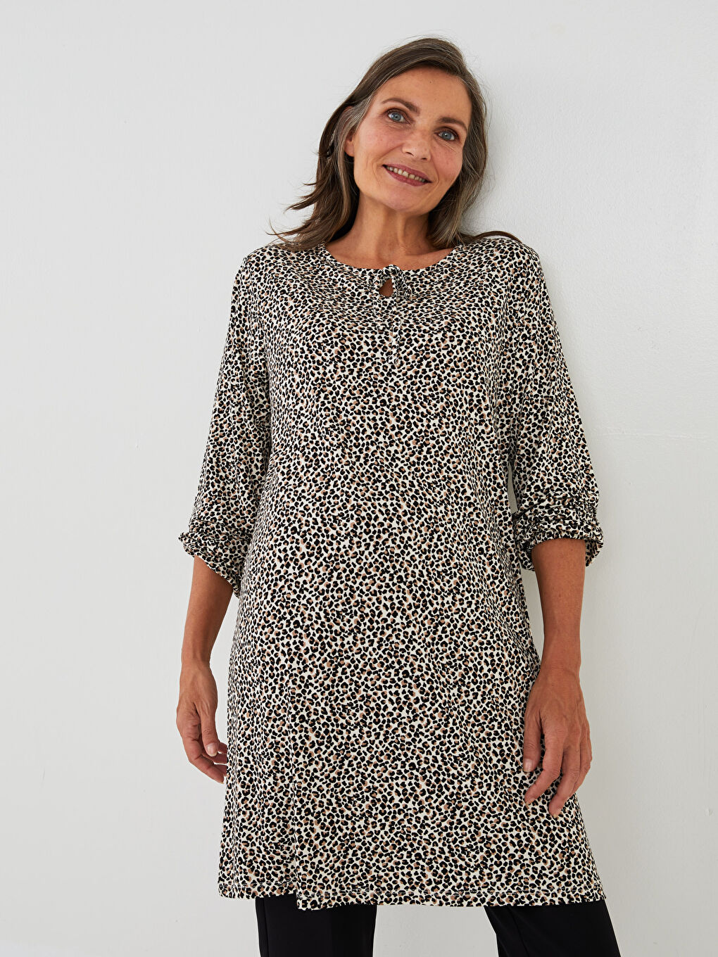 Bej Bağlamalı Yaka Desenli Uzun Kollu Viskon Kadın Tunik-1