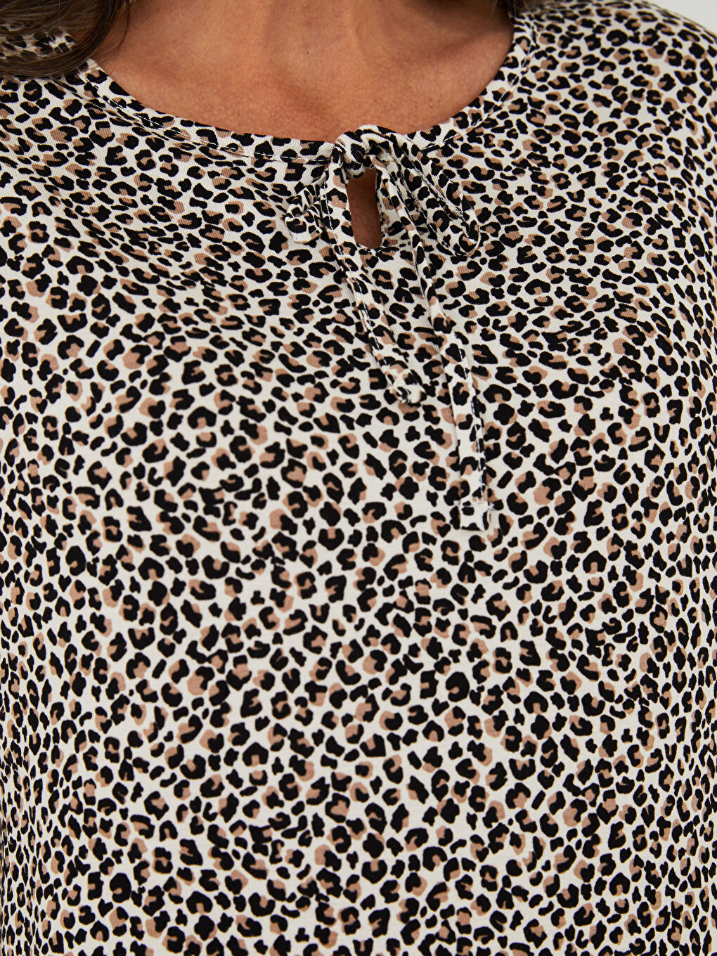 Bej Bağlamalı Yaka Desenli Uzun Kollu Viskon Kadın Tunik-3