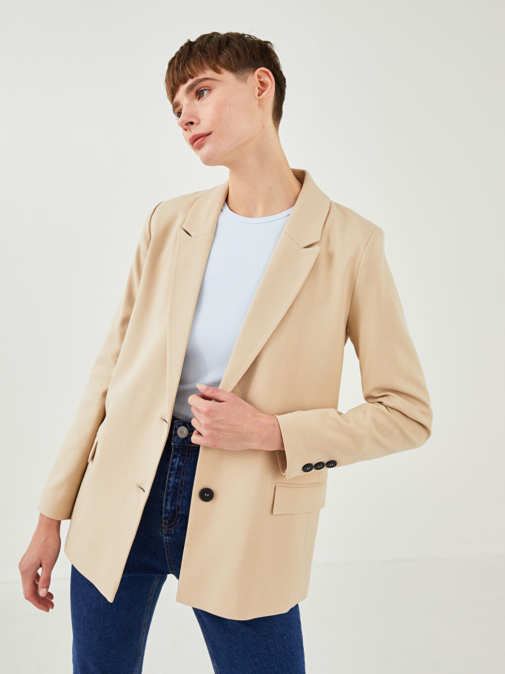 بليزر نسائي بكم قصير وتفاصيل حزام بأزرار