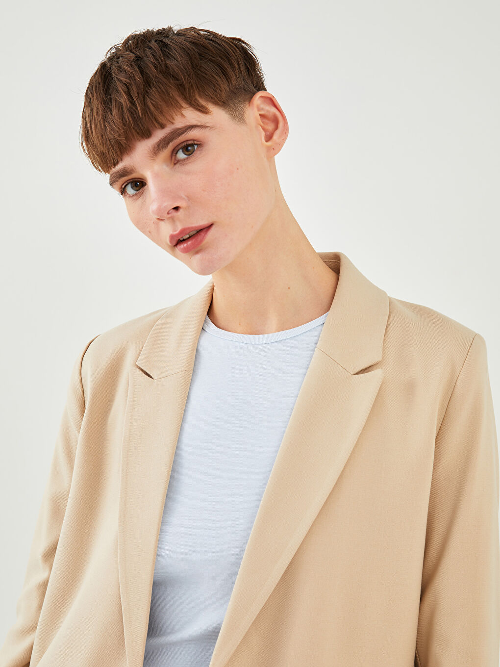 بليزر نسائي بكم قصير وتفاصيل حزام بأزرار-2