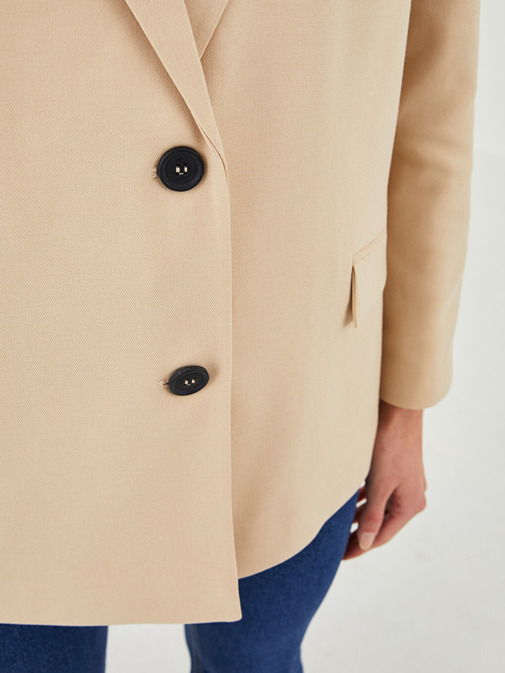 بليزر نسائي بكم قصير وتفاصيل حزام بأزرار-3