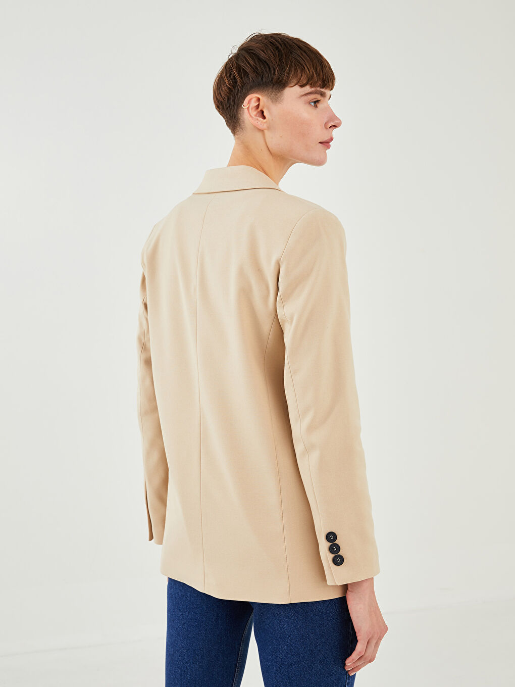 بليزر نسائي بكم قصير وتفاصيل حزام بأزرار-4