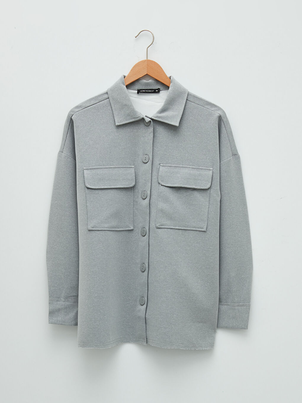 قميص نسائي بأكمام طويلة بتفاصيل جيب وإغلاق بأزرار أمامية-5