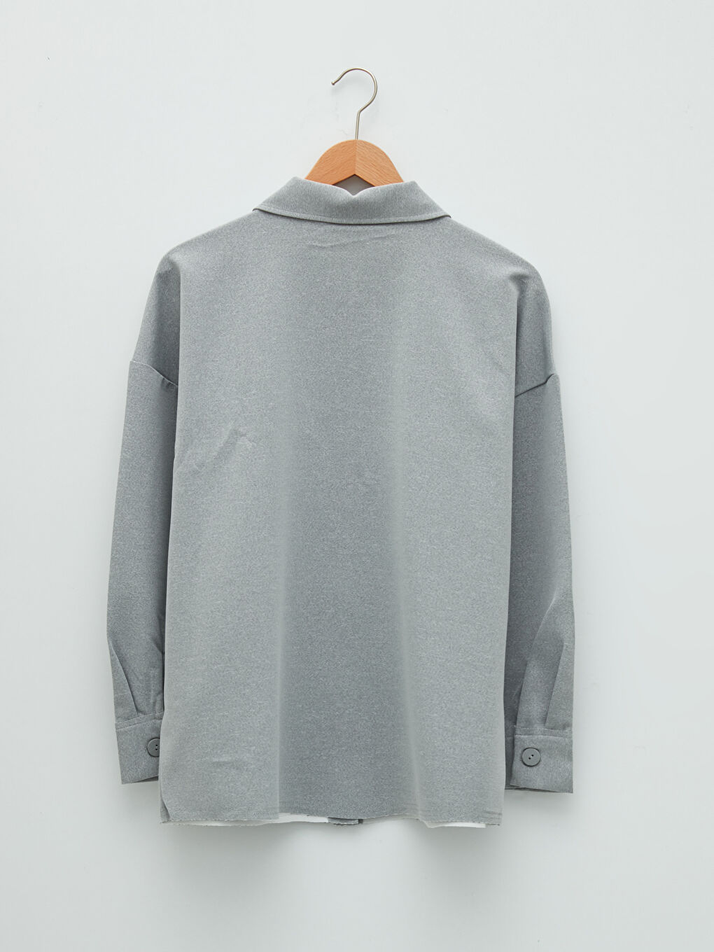 قميص نسائي بأكمام طويلة بتفاصيل جيب وإغلاق بأزرار أمامية-6