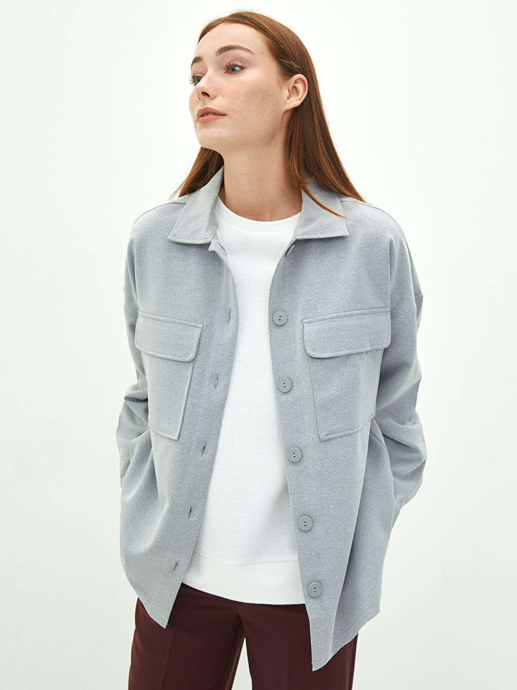 قميص نسائي بأكمام طويلة بتفاصيل جيب وإغلاق بأزرار أمامية