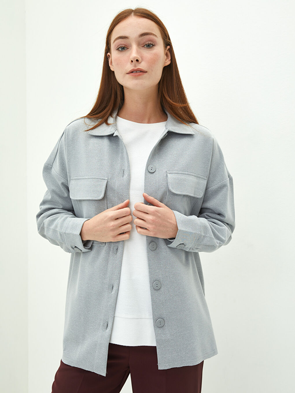 قميص نسائي بأكمام طويلة بتفاصيل جيب وإغلاق بأزرار أمامية-1