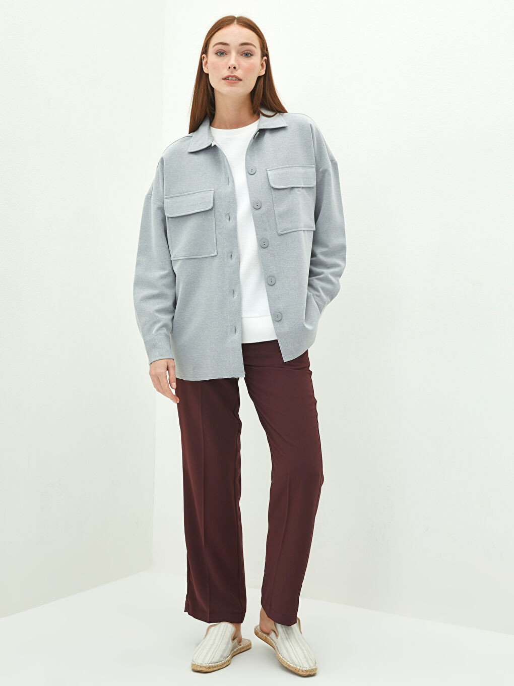 قميص نسائي بأكمام طويلة بتفاصيل جيب وإغلاق بأزرار أمامية-2