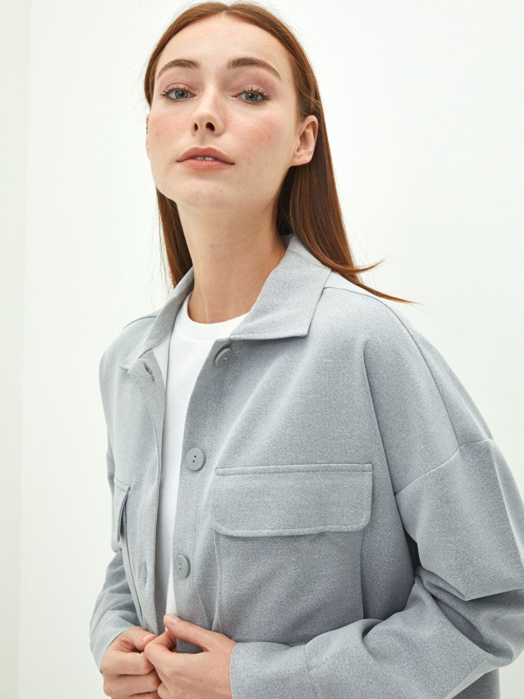 قميص نسائي بأكمام طويلة بتفاصيل جيب وإغلاق بأزرار أمامية-3