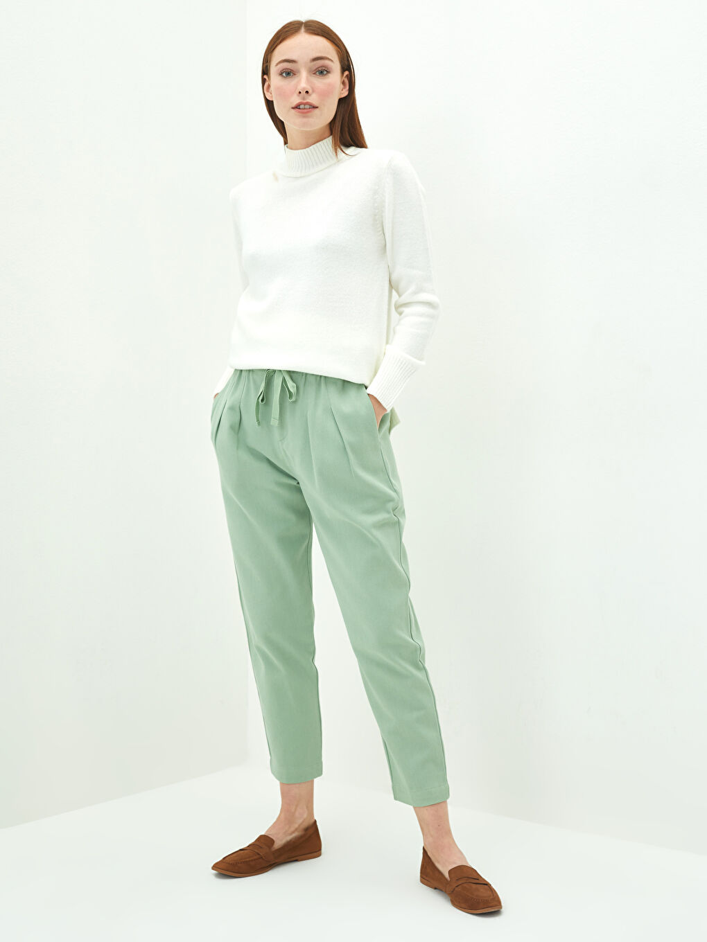 Pantalon Gabardine pour Femmes avec Taille Élastique, Coupe Droite et Poches Détail