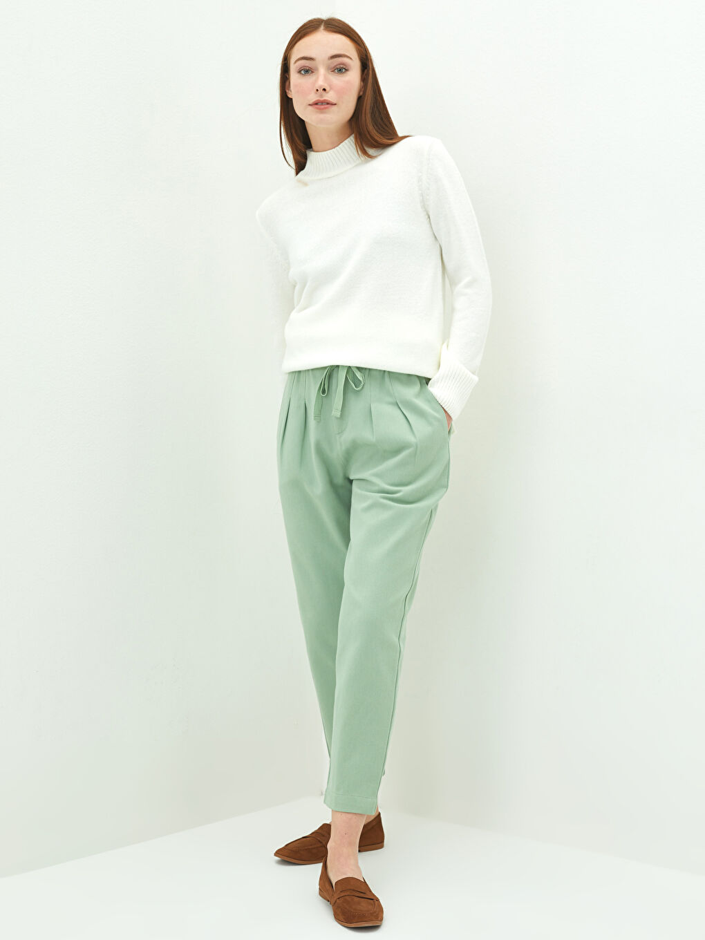 Pantalon Gabardine pour Femmes avec Taille Élastique, Coupe Droite et Poches Détail-1