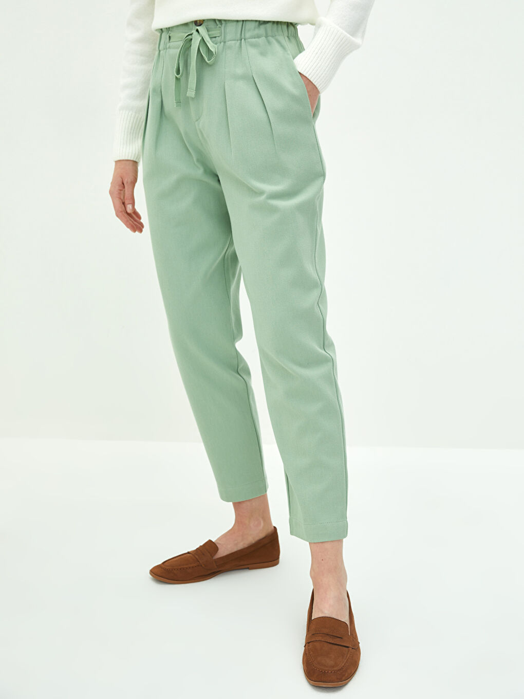 Pantalon Gabardine pour Femmes avec Taille Élastique, Coupe Droite et Poches Détail-2