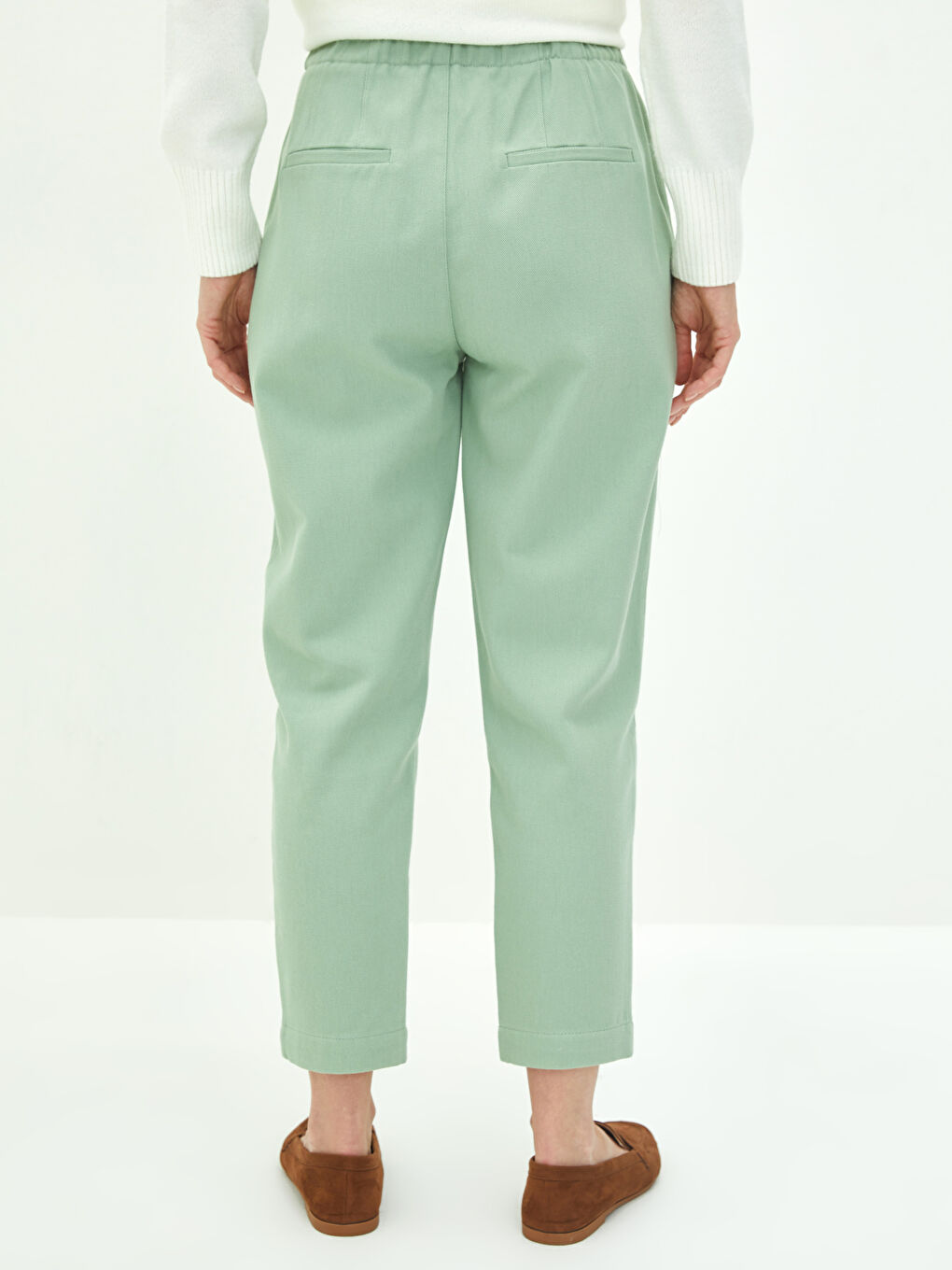 Pantalon Gabardine pour Femmes avec Taille Élastique, Coupe Droite et Poches Détail-3