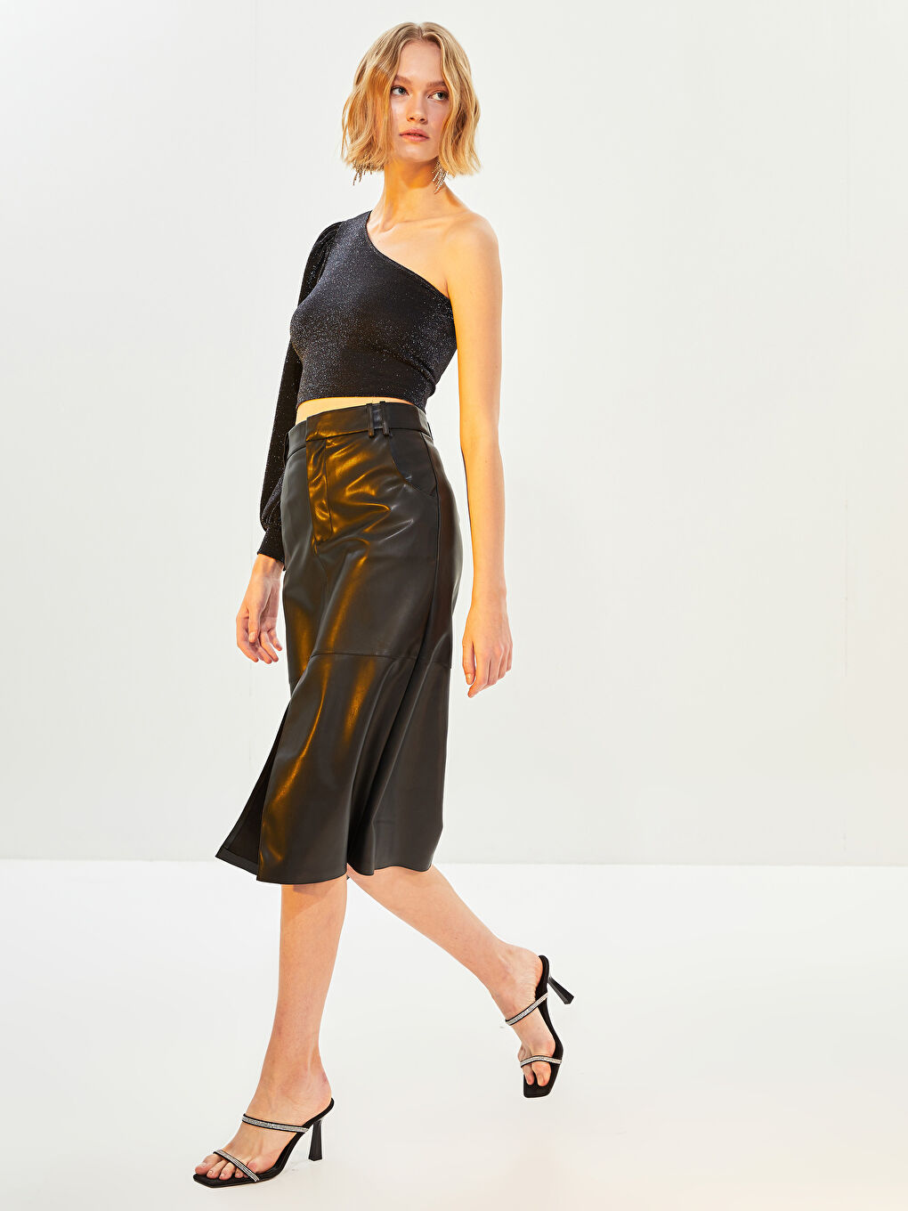 Siyah Dar Fit Düz Deri Görünümlü Kadın Kalem Etek