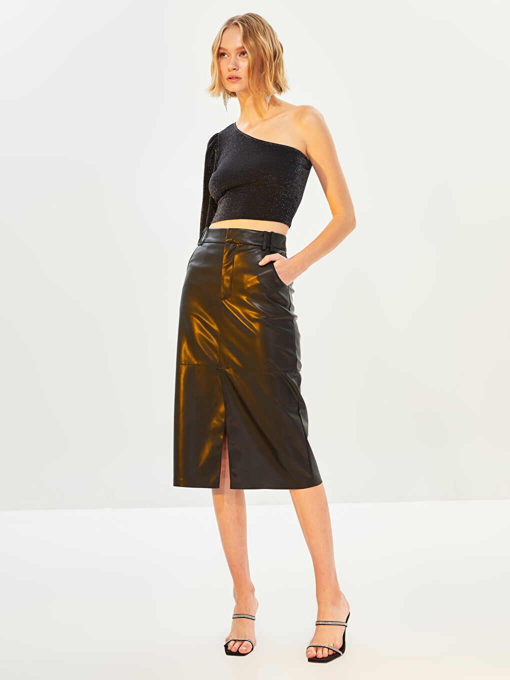 Siyah Dar Fit Düz Deri Görünümlü Kadın Kalem Etek-4