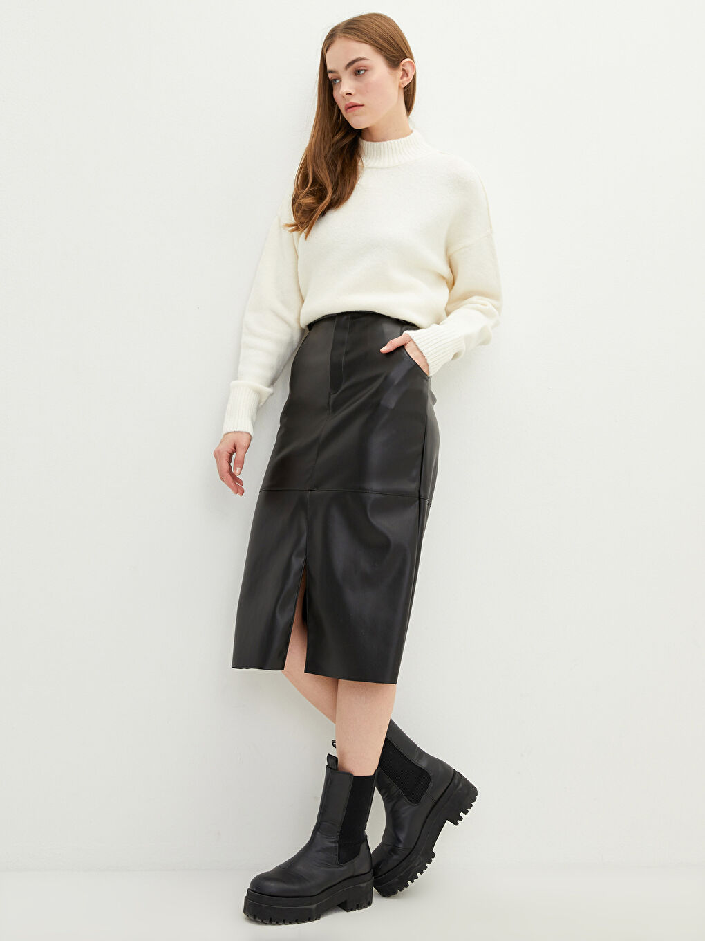 Siyah Dar Fit Düz Deri Görünümlü Kadın Kalem Etek-3
