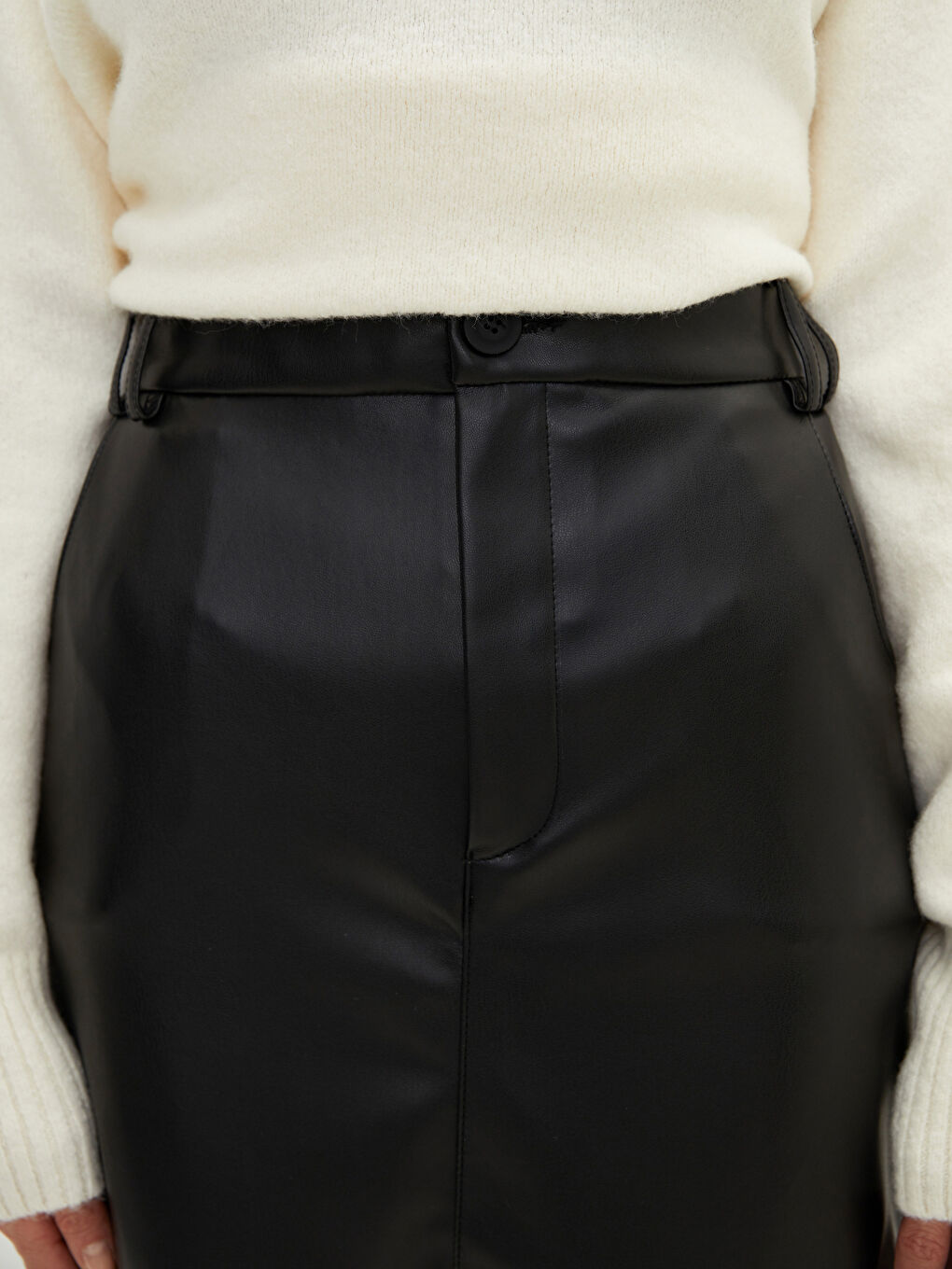 Siyah Dar Fit Düz Deri Görünümlü Kadın Kalem Etek-5