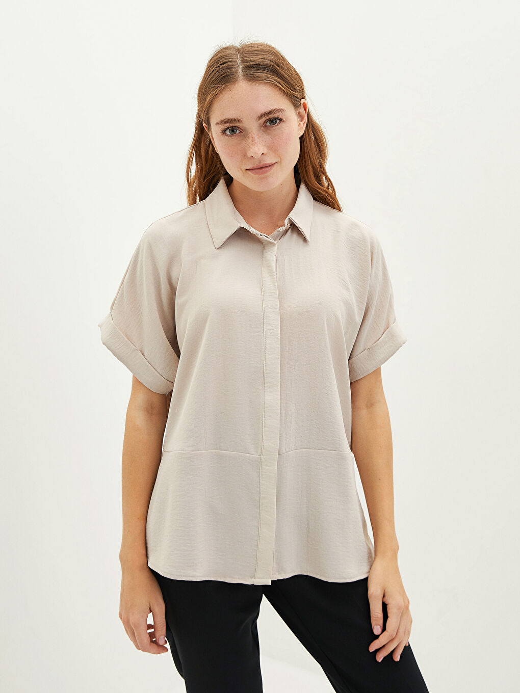 Bej Önden Düğme Kapamalı Düz Kısa Kollu Krep Kumaş Kadın Gömlek-1