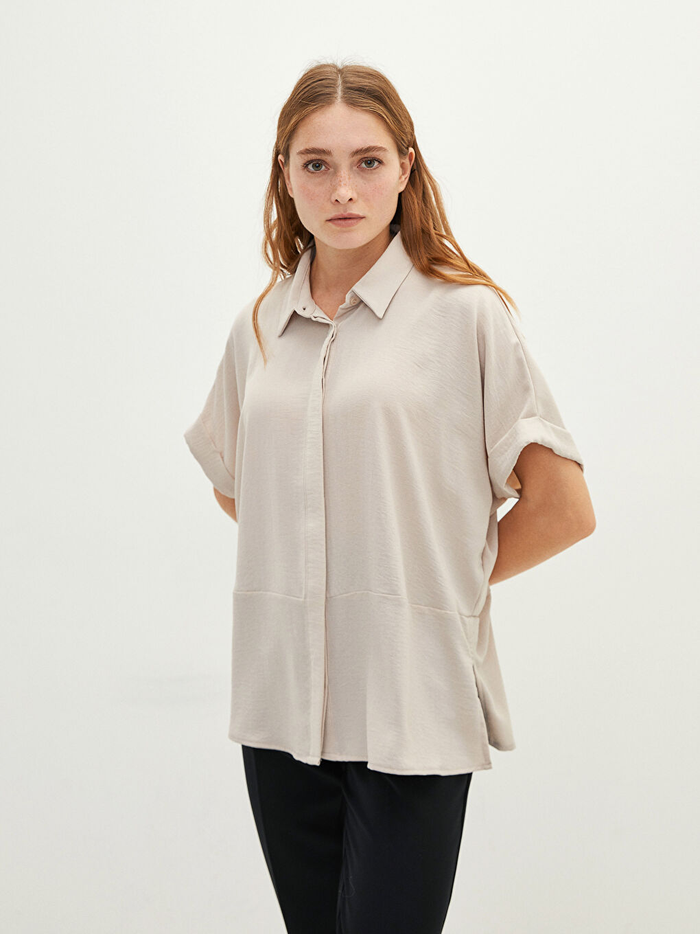 Bej Önden Düğme Kapamalı Düz Kısa Kollu Krep Kumaş Kadın Gömlek-2