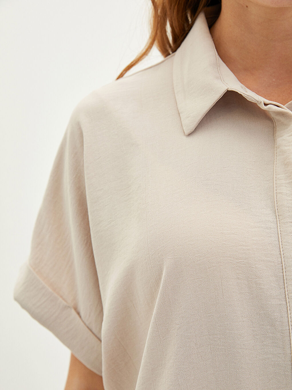 Bej Önden Düğme Kapamalı Düz Kısa Kollu Krep Kumaş Kadın Gömlek-3