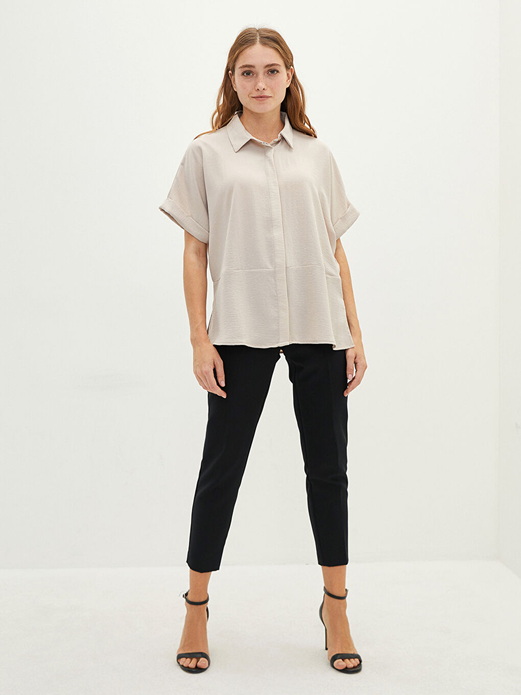 Bej Önden Düğme Kapamalı Düz Kısa Kollu Krep Kumaş Kadın Gömlek-4