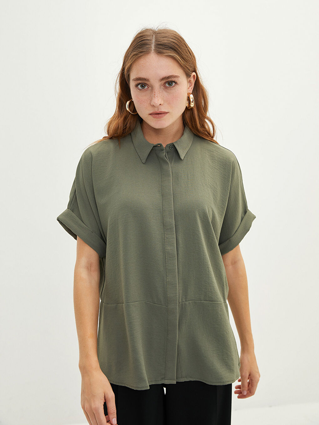 Haki Önden Düğme Kapamalı Düz Kısa Kollu Krep Kumaş Kadın Gömlek-1