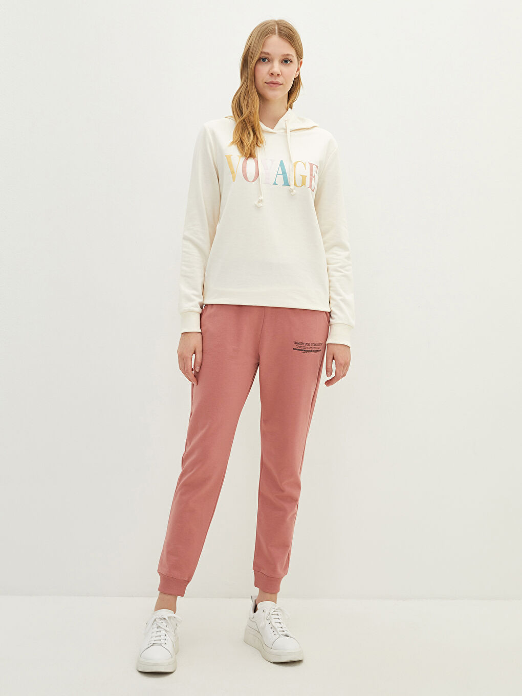 Bej Kapüşonlu Yazı Baskılı Uzun Kollu Kadın Sweatshirt-1