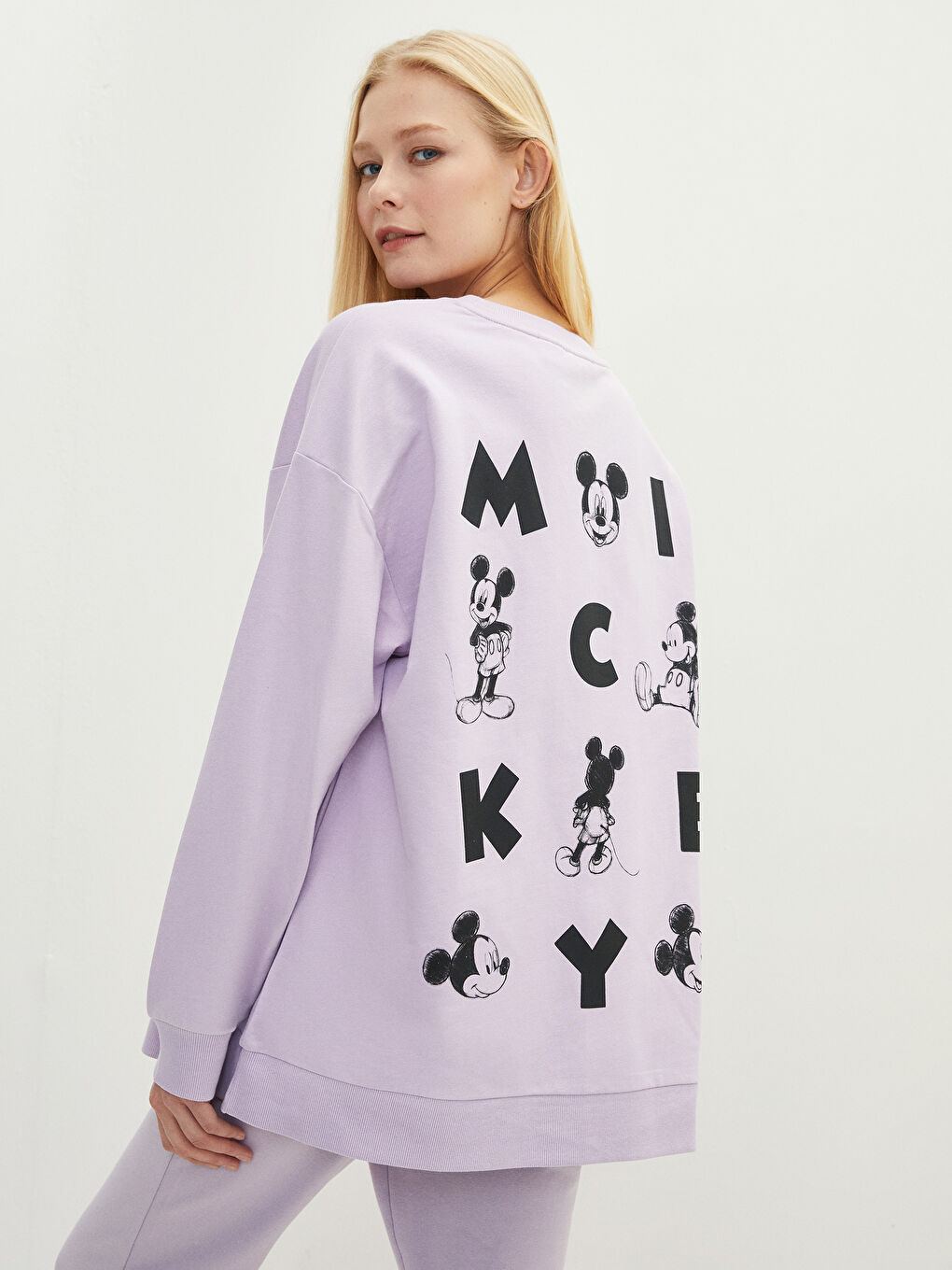 LC WAIKIKI Lila Büyük Beden Bisiklet Yaka Mickey Mouse Baskılı Uzun Kollu Pamuklu Kadın Sweatshirt - 1