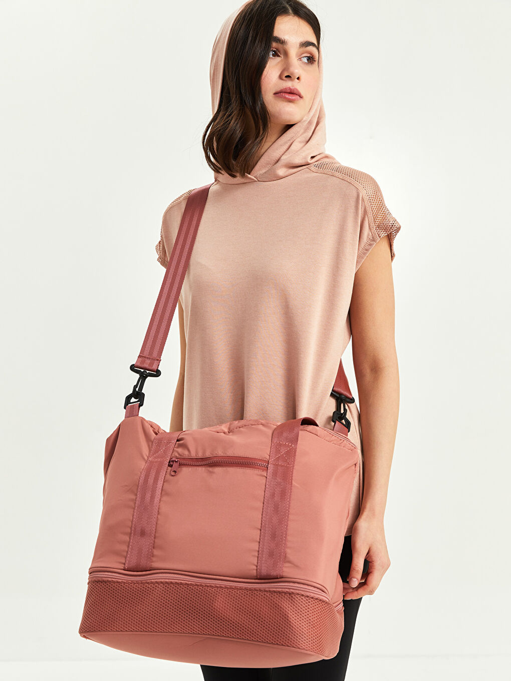 حقيبة رياضية نشطة مطبوعة بشعار للسيدات-1