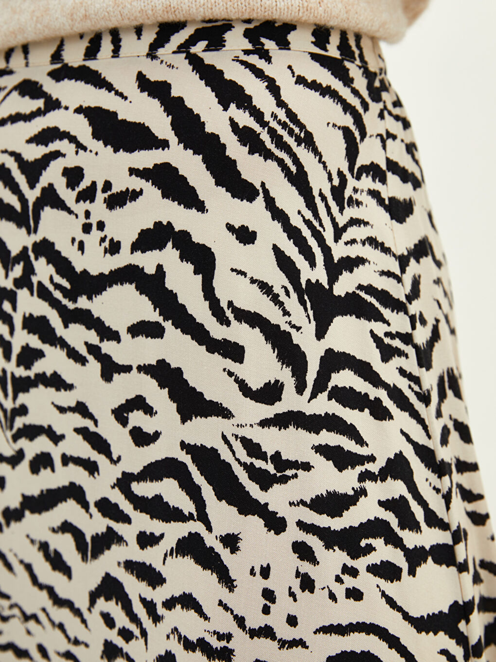 Siyah Beli Lastikli Desenli Viskon Kadın Etek-3