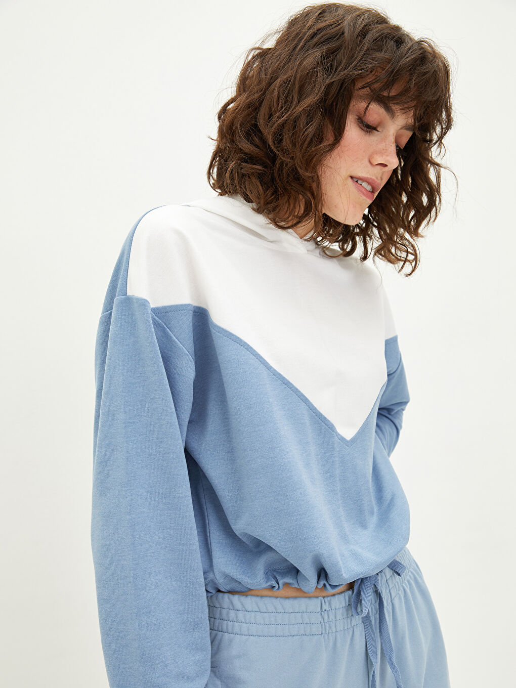 Mavi Kapüşonlu Renk Bloklu Uzun Kollu Kadın Sweatshirt-1